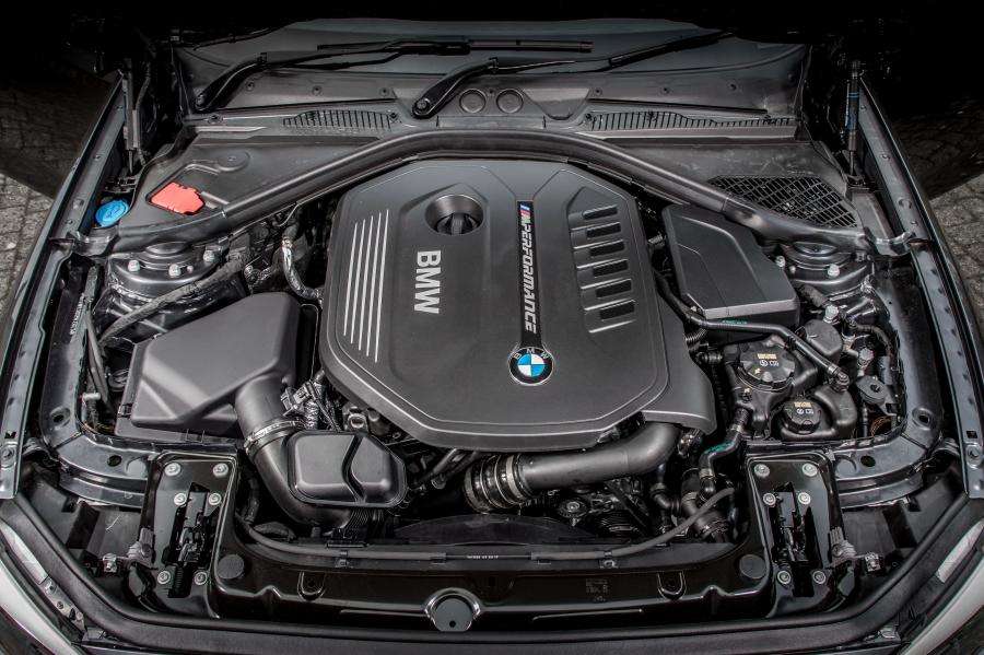Моторный отсек BMW M140i 3-Door (F21) 2016 года  (UK) (фото 17 из 17)